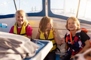 excursión en barco con niños