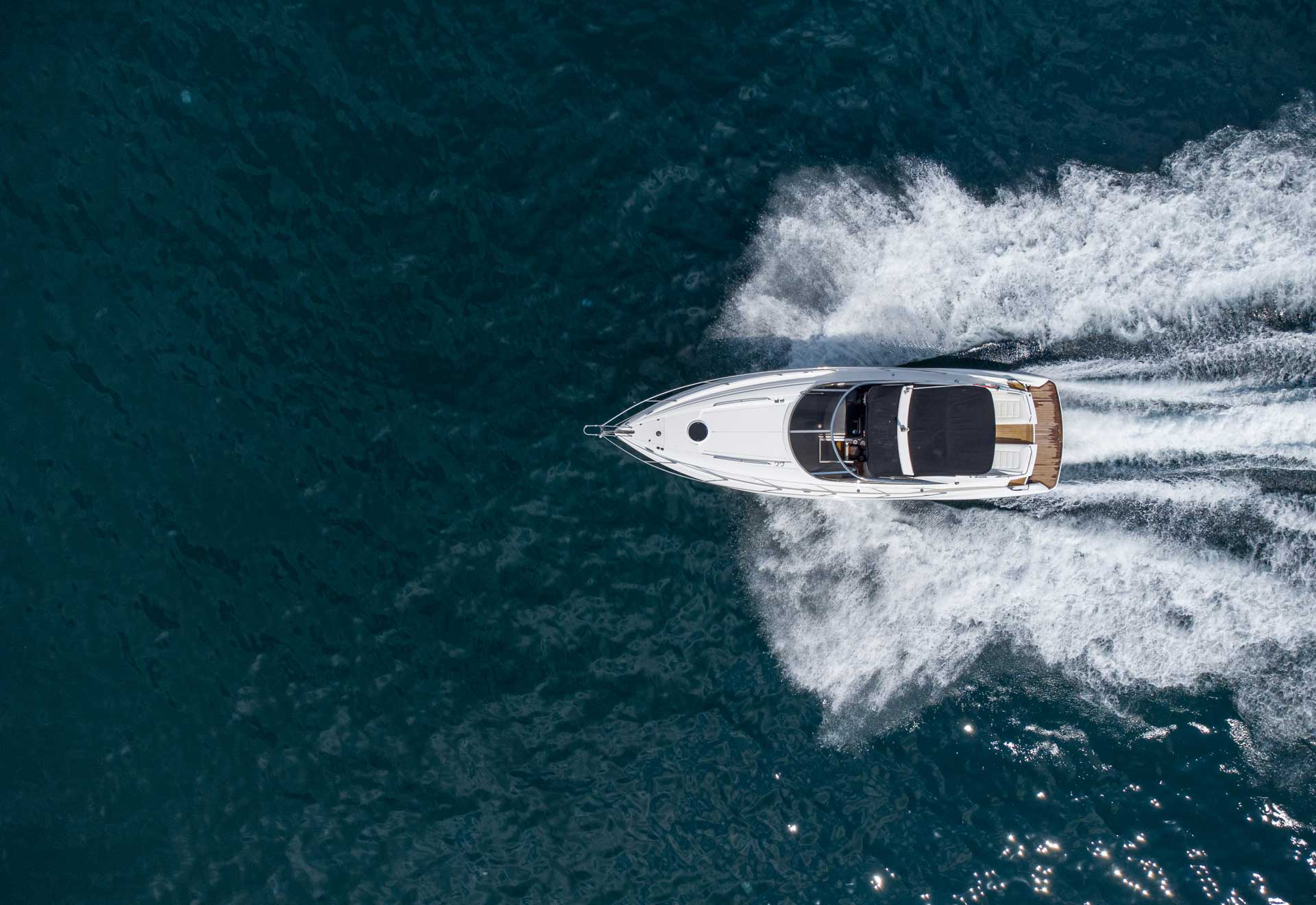 aerial-view-speed-motor-boat-open-blue-sea escapada en barco de última hora