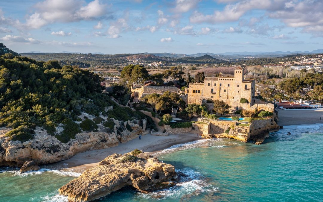 Costa Dorada desde el mar: calas que sorprenden